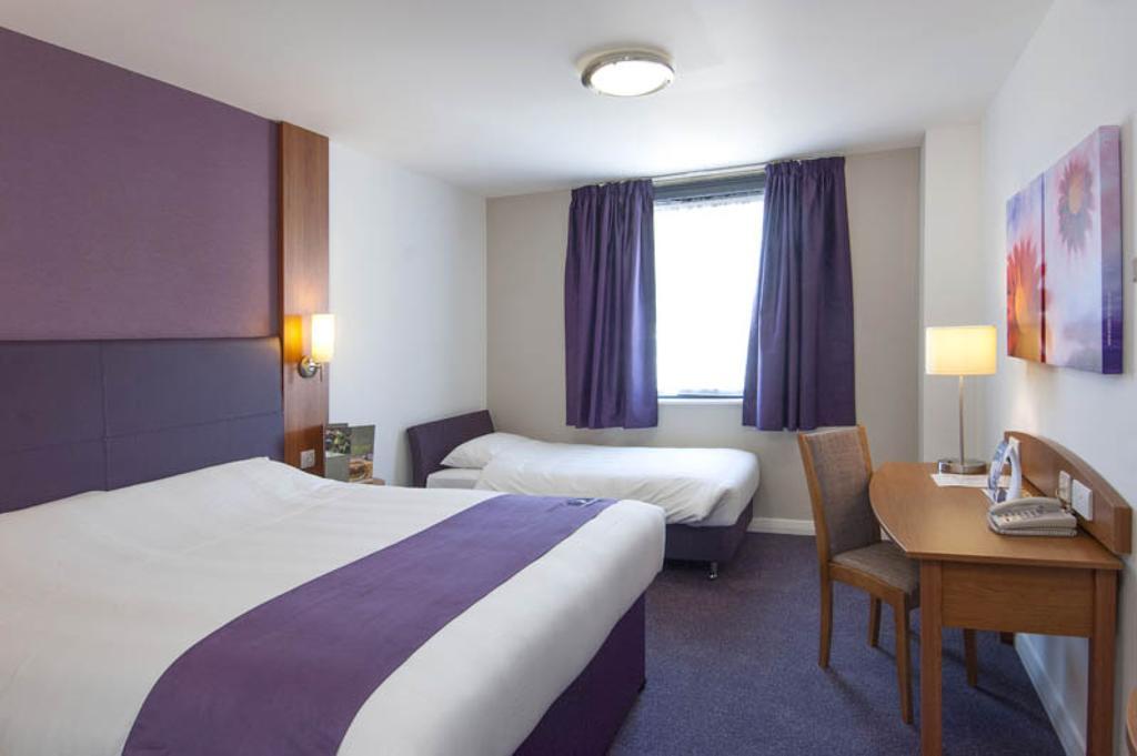 Premier Inn Sheffield Arena Номер фото