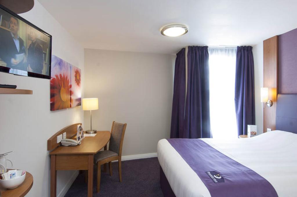 Premier Inn Sheffield Arena Номер фото