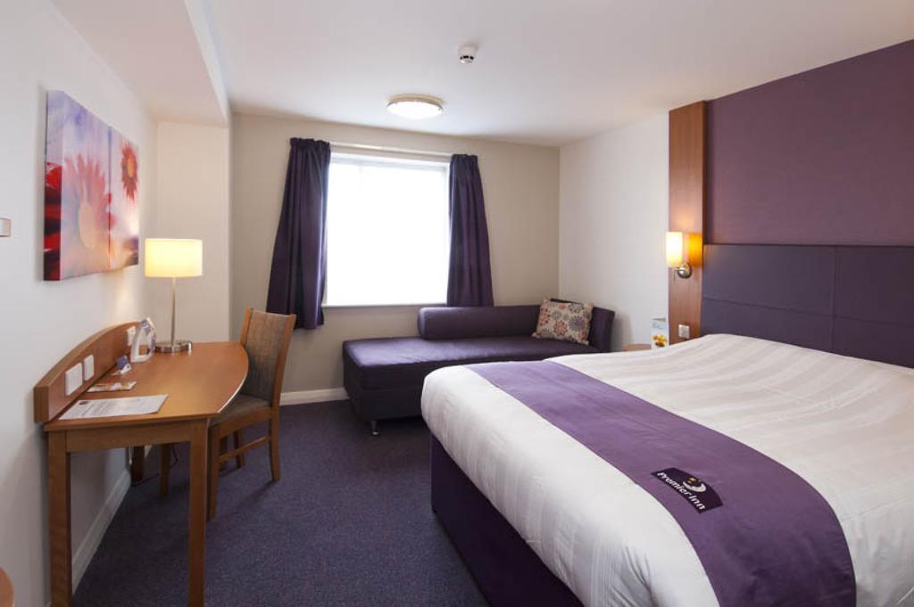 Premier Inn Sheffield Arena Номер фото