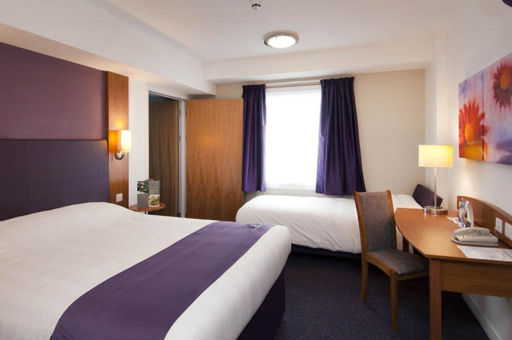 Premier Inn Sheffield Arena Номер фото