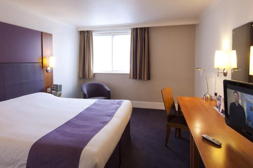 Premier Inn Sheffield Arena Номер фото